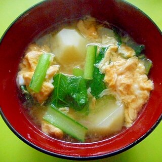 メークインと小松菜卵の味噌汁